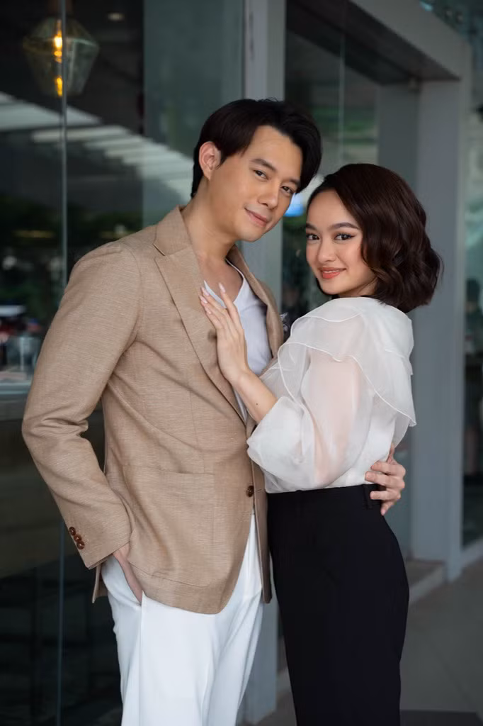 Nam chính “Sống chung với mẹ chồng” bất ngờ quỳ gối tặng hoa cho Kaity Nguyễn ảnh 2