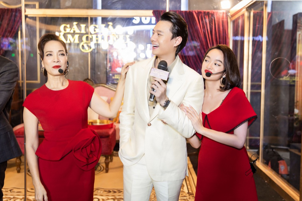 Nam chính “Sống chung với mẹ chồng” bất ngờ quỳ gối tặng hoa cho Kaity Nguyễn ảnh 6