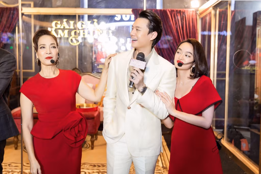 Nam chính “Sống chung với mẹ chồng” bất ngờ quỳ gối tặng hoa cho Kaity Nguyễn ảnh 6
