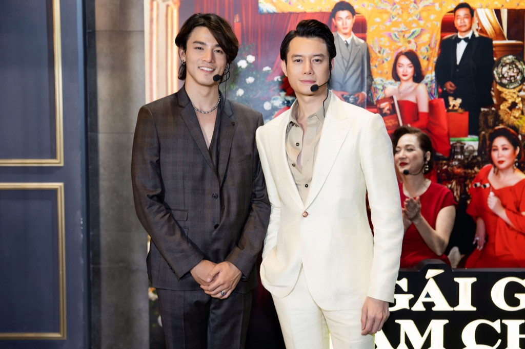 Nam chính “Sống chung với mẹ chồng” bất ngờ quỳ gối tặng hoa cho Kaity Nguyễn ảnh 4