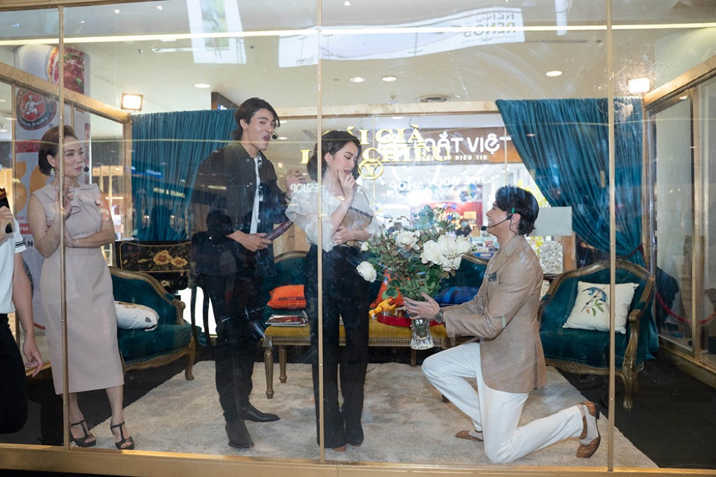 Nam chính “Sống chung với mẹ chồng” bất ngờ quỳ gối tặng hoa cho Kaity Nguyễn ảnh 3