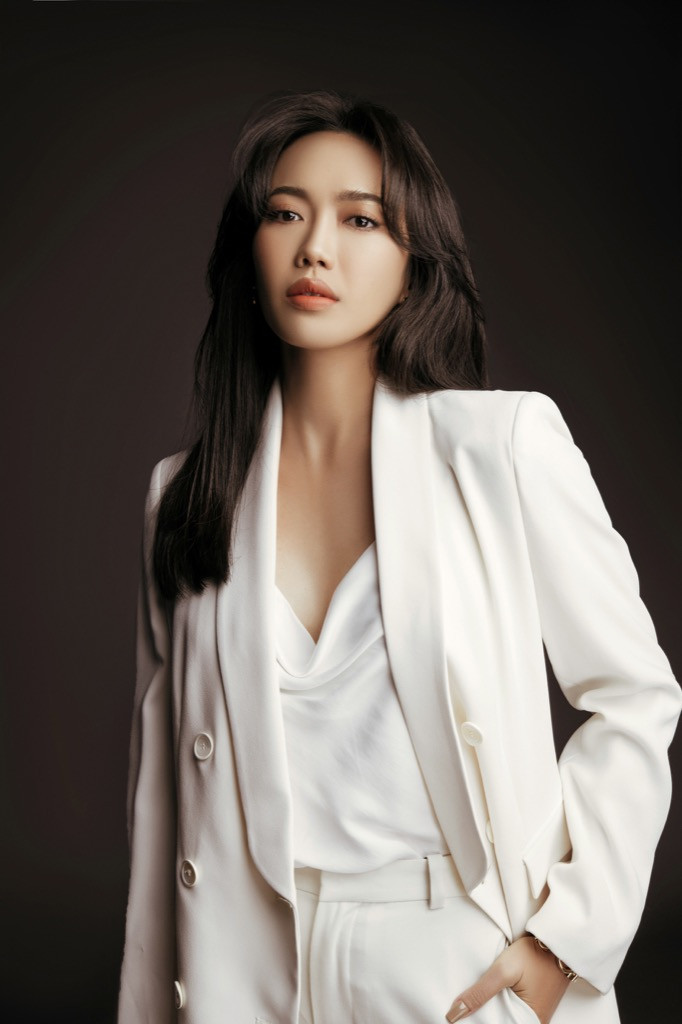 Diệu Nhi hóa nữ luật sư nghiêm túc, đau tay vì... tát Minh Hằng quá nhiều trong phim mới ảnh 5