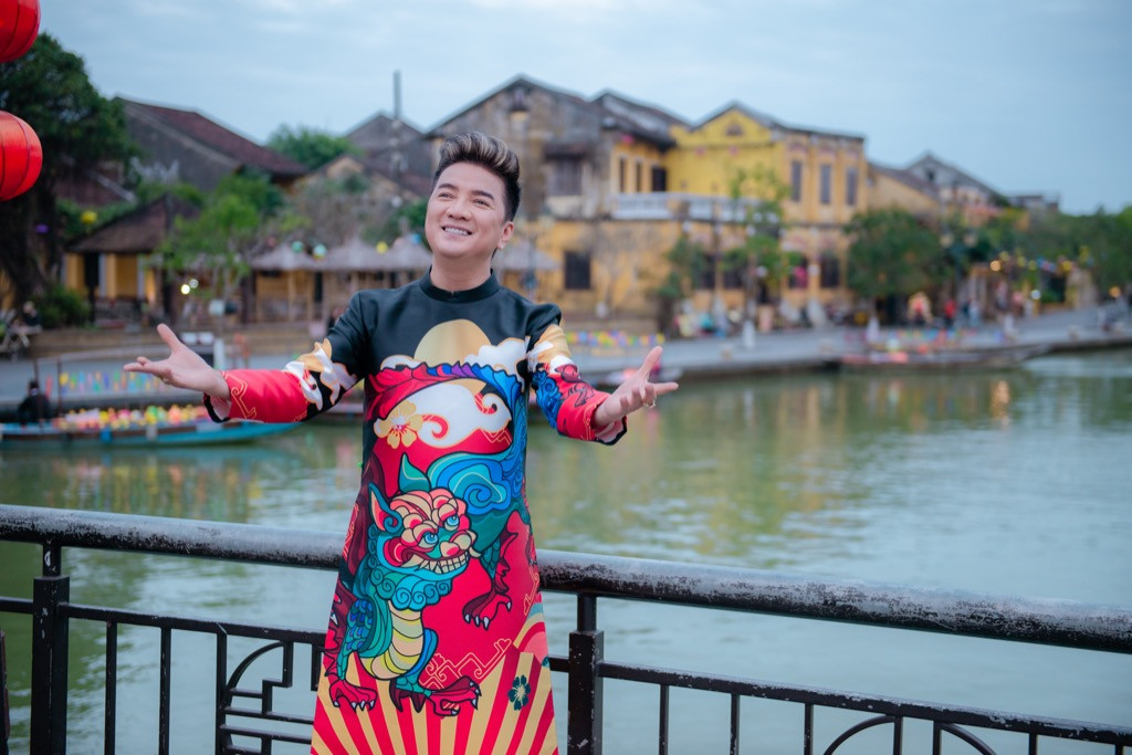 Đàm Vĩnh Hưng diện áo dài in hình Hoài Linh, Mỹ Tâm đi khắp 3 miền làm MV Tết ảnh 6