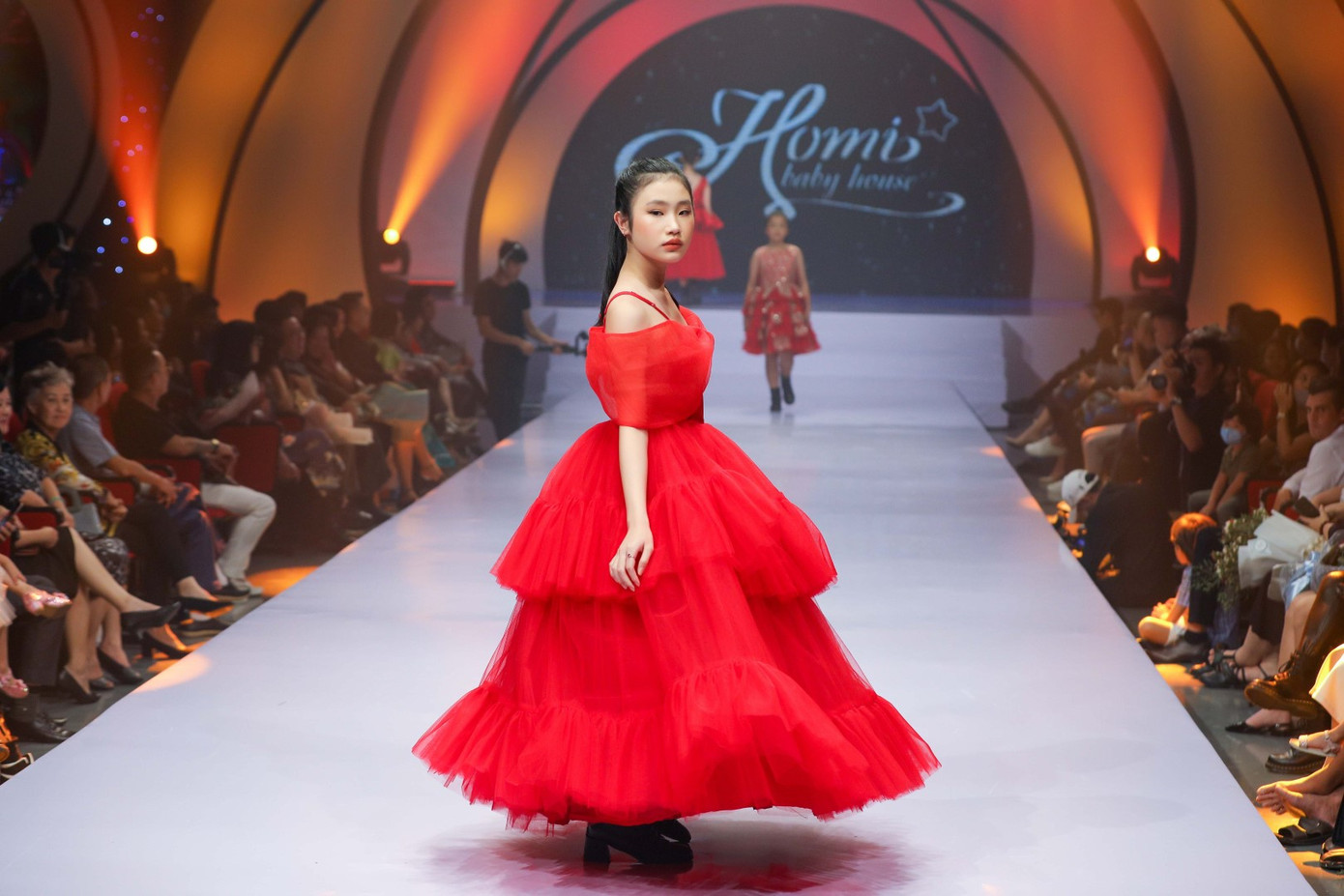 Siêu mẫu Hà Anh đầy thần thái, mở màn show diễn thời trang dành riêng cho trẻ em ảnh 8