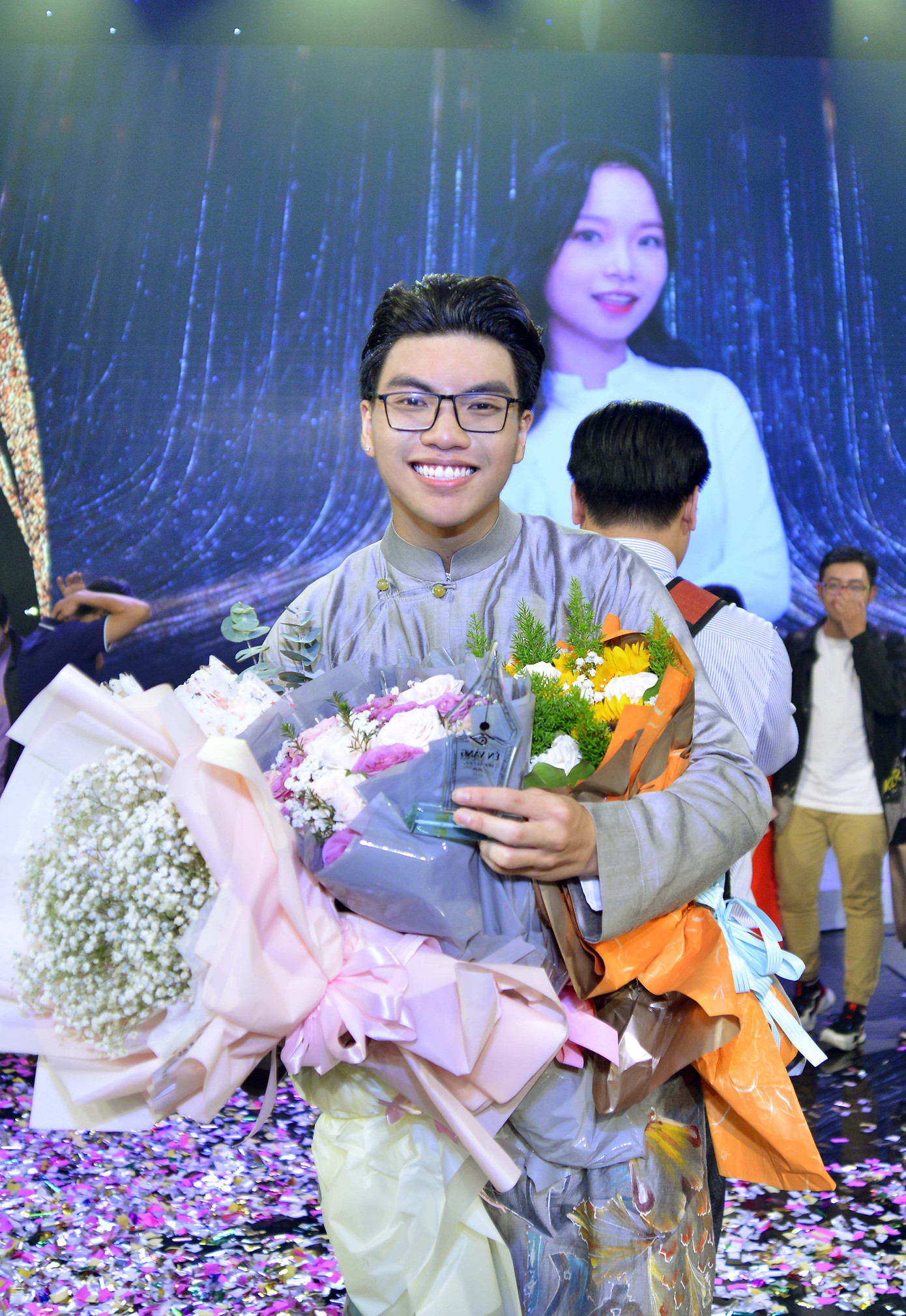 Thể hiện xuất sắc chủ đề “Tết tròn”, nữ sinh 2002 Ngọc Hoa đăng quang Én Vàng Học Đường 2020 ảnh 4