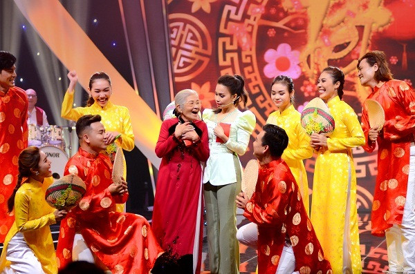 “Chị Tư” Cẩm Ly bất ngờ ra hẳn hai ca khúc mang màu sắc đối lập để mừng năm mới ảnh 3