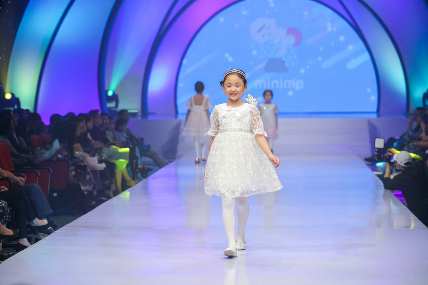 Siêu mẫu Hà Anh đầy thần thái, mở màn show diễn thời trang dành riêng cho trẻ em ảnh 9