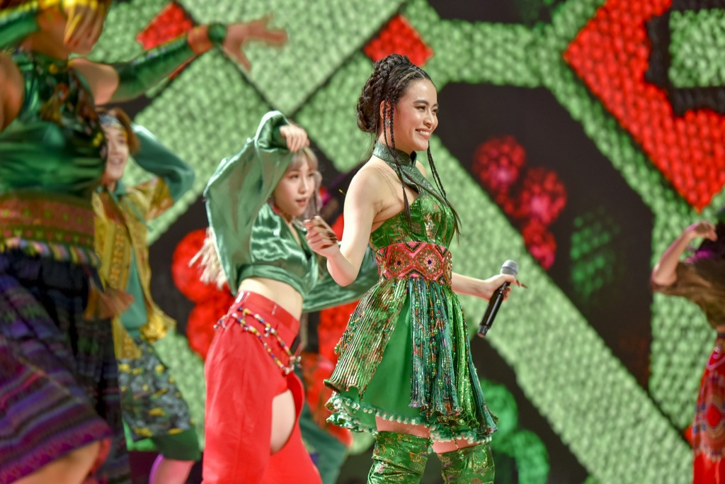 TP.HCM: Binz, Hoàng Thùy Linh, Min... “thắp sáng” Lễ hội countdown đón chào năm 2021 ảnh 9