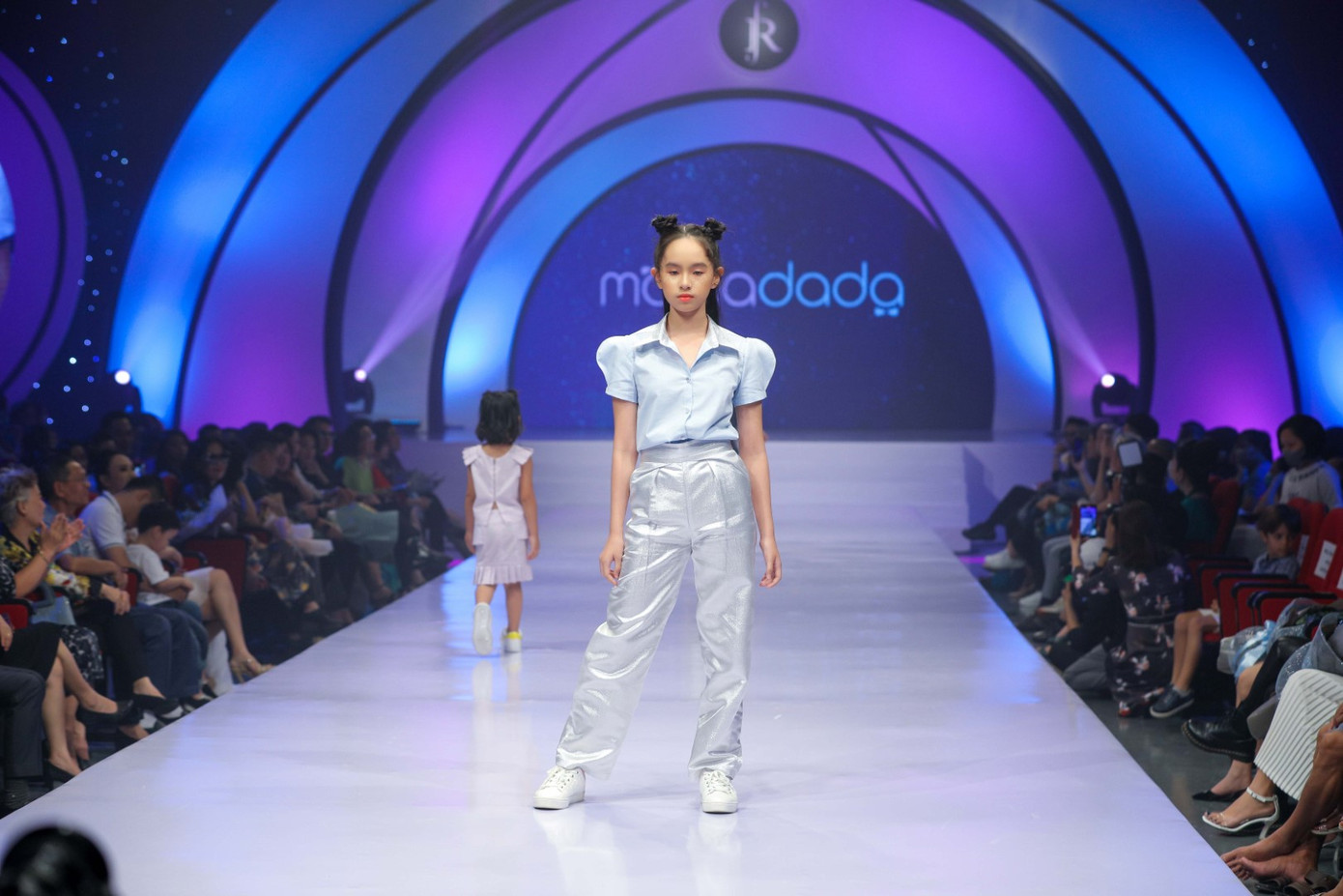 Siêu mẫu Hà Anh đầy thần thái, mở màn show diễn thời trang dành riêng cho trẻ em ảnh 3