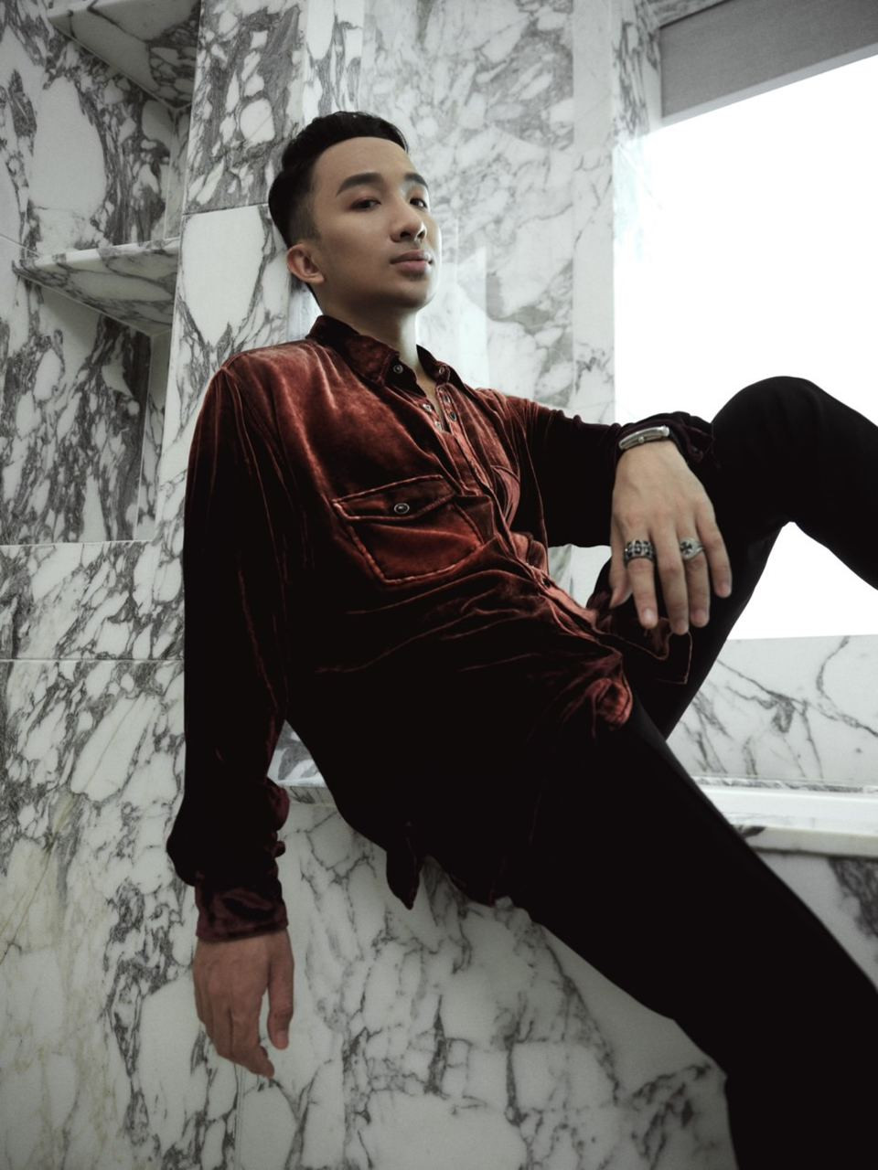 Trong năm 2020 vừa qua, Hoàng Rob gửi đến công chúng loạt concert và những sự kết hợp đặc biệt với diva Hà Trần, Bùi Lan Hương... Hoàng Rob tung bộ ảnh “khai pháo” 2021, tiết lộ loạt dự án kết hợp cùng Touliver, SlimV ảnh 2