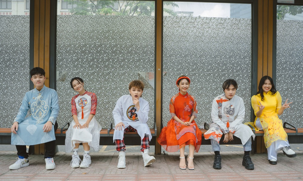 P336 Band - O2O Girl Band tiếp tục kết hợp, mang hot trend “vịt hóa thiên nga” vào MV Tết ảnh 1