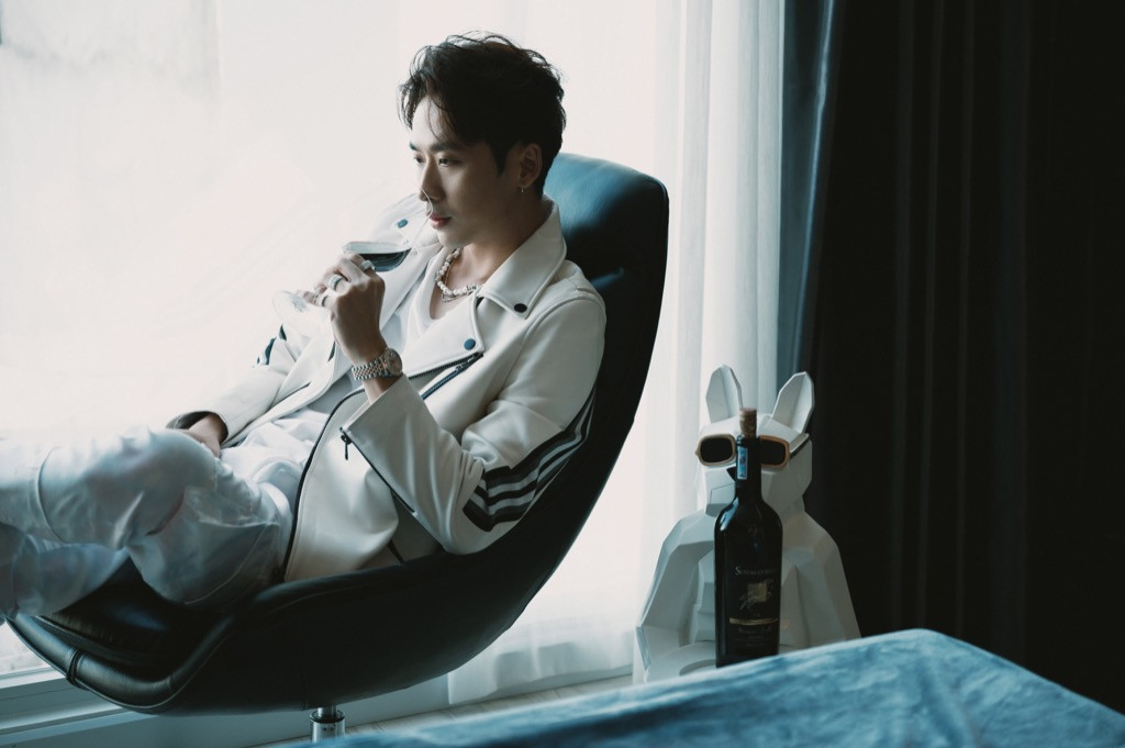 Tạm quên hình ảnh bụi bặm của Quắn, Tuấn Trần trở lại với phong cách “nam thần” ảnh 2