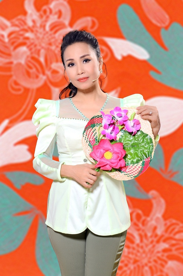 “Chị Tư” Cẩm Ly bất ngờ ra hẳn hai ca khúc mang màu sắc đối lập để mừng năm mới ảnh 4