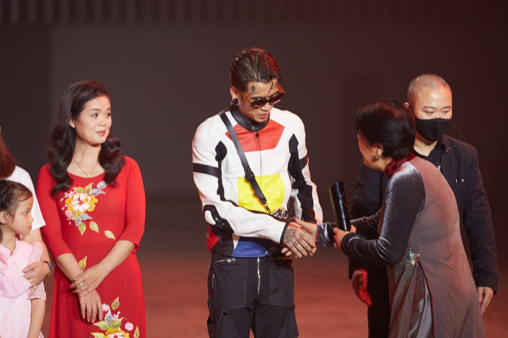 Dế Choắt vừa được gọi tên tại lễ trao giải WeChoice, nút vàng YouTube lập tức đến tay ảnh 6