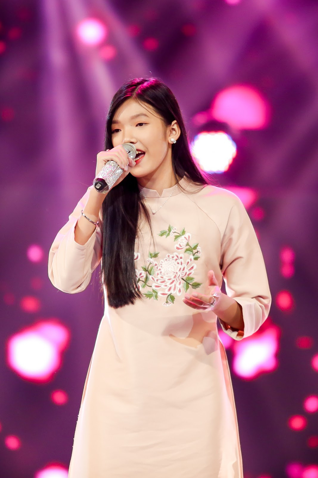 Giọng Hát Việt Nhí: Học trò Hồ Hoài Anh tỏa sáng với sáng tác mới của Pháo - Tez ảnh 8