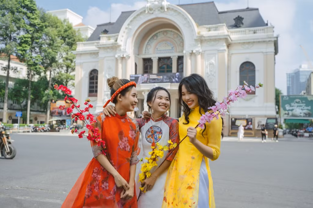 P336 Band - O2O Girl Band tiếp tục kết hợp, mang hot trend “vịt hóa thiên nga” vào MV Tết ảnh 4