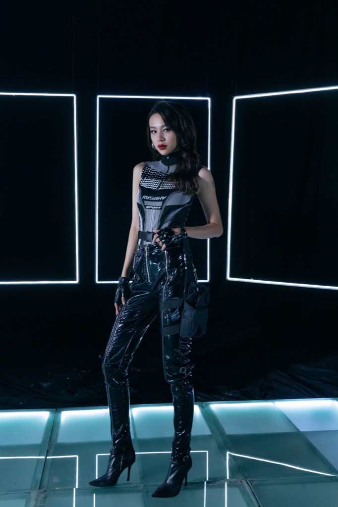 Phí Phương Anh hóa điệp viên, lên kế hoạch trừng phạt “bad boy” trong MV debut ảnh 5