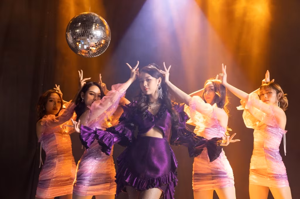 Phí Phương Anh hóa điệp viên, lên kế hoạch trừng phạt “bad boy” trong MV debut ảnh 2