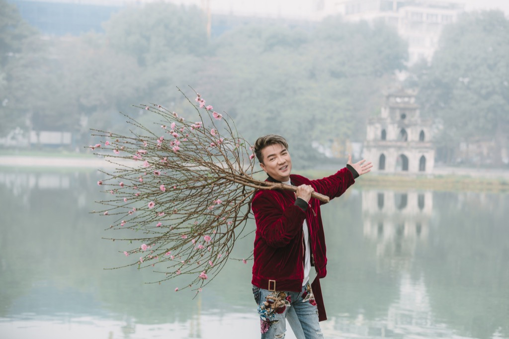 Đàm Vĩnh Hưng diện áo dài in hình Hoài Linh, Mỹ Tâm đi khắp 3 miền làm MV Tết ảnh 2