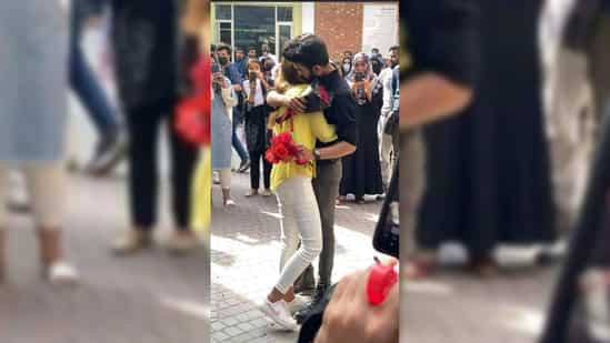 Công khai cầu hôn trong trường, hai sinh viên nhận cái kết không thể ngờ ảnh 1