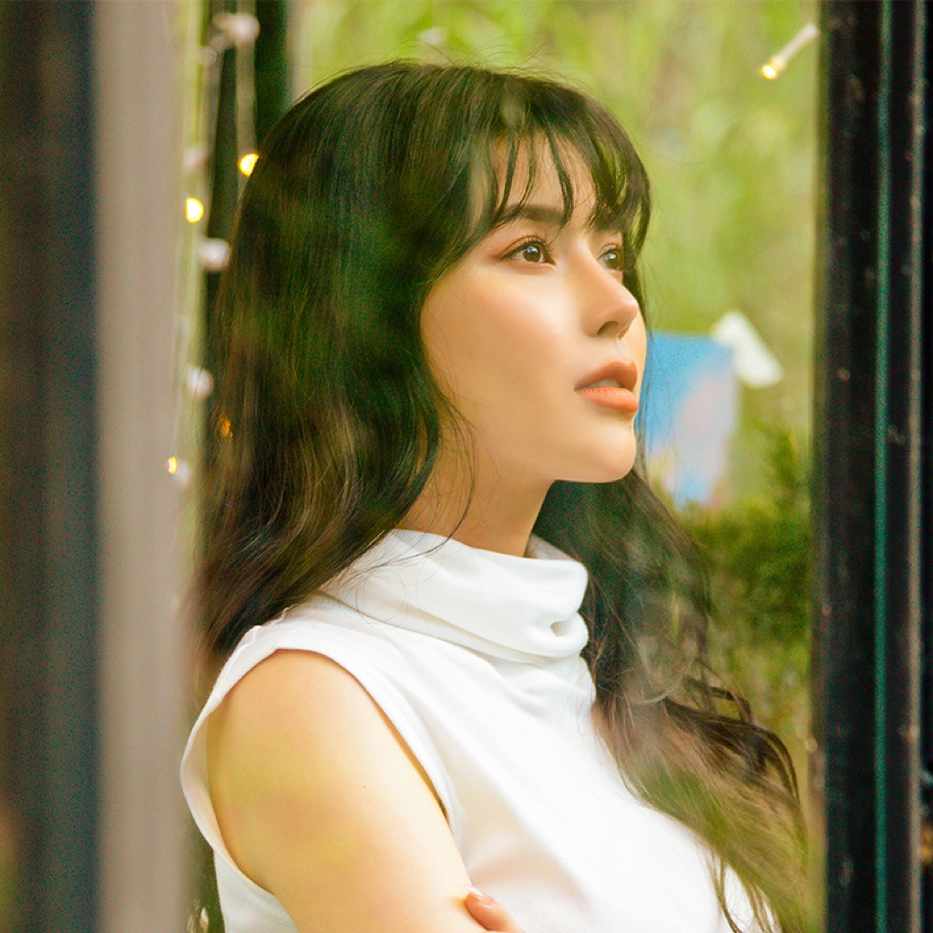 Quán quân The Voice 2018 hẹn hò Michael Trương “Người ấy là ai” trong MV mới ảnh 1