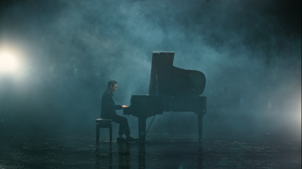 Phan Mạnh Quỳnh trầm lắng xuất hiện bên đàn piano trong teaser MV Phan Mạnh Quỳnh kết hợp Karik, khiến fan phấn khích với đoạn “nhá hàng” siêu ngầu ảnh 1