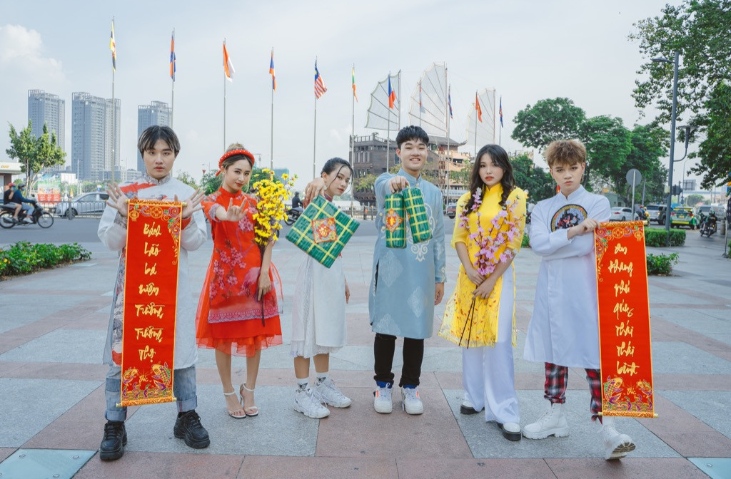 P336 Band - O2O Girl Band tiếp tục kết hợp, mang hot trend “vịt hóa thiên nga” vào MV Tết ảnh 5