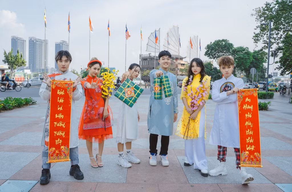 P336 Band - O2O Girl Band tiếp tục kết hợp, mang hot trend “vịt hóa thiên nga” vào MV Tết ảnh 5