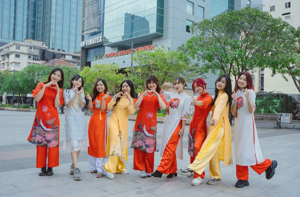 P336 Band - O2O Girl Band tiếp tục kết hợp, mang hot trend “vịt hóa thiên nga” vào MV Tết ảnh 2