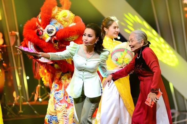 “Chị Tư” Cẩm Ly bất ngờ ra hẳn hai ca khúc mang màu sắc đối lập để mừng năm mới ảnh 2