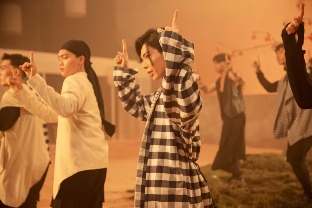 Tạm rời xa sở trường ballad ủy mị, Erik trở lại bằng MV siêu thực từ hành tinh khác ảnh 6