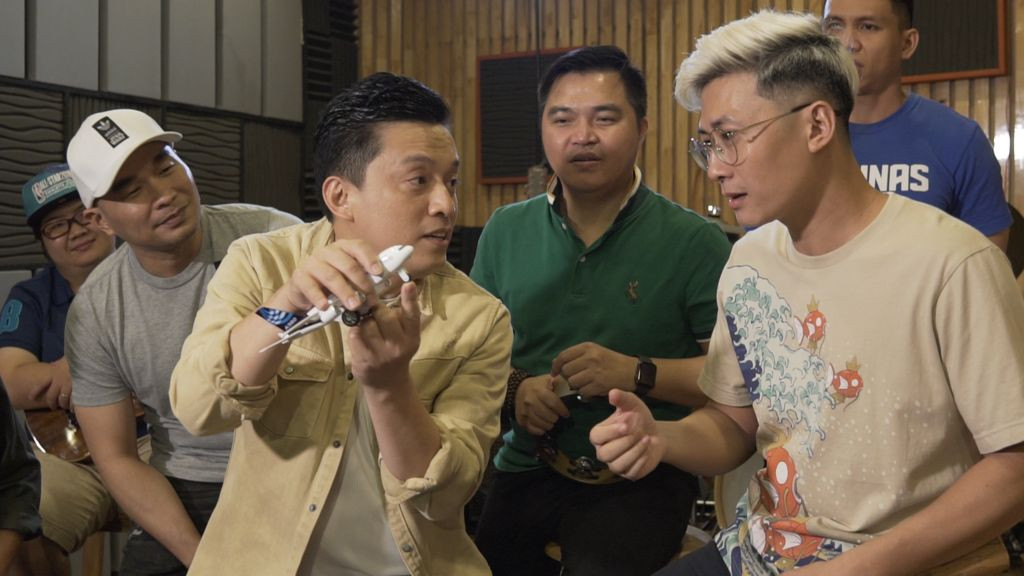 Lam Trường và 3 thành viên của MTV nghiên cứu "nhạc cụ" độc lạ trong quá trình thu âm Lam Trường hoang mang khi MTV đòi dùng vali làm nhạc cụ, tái hiện hit “Mưa phi trường“ ảnh 2