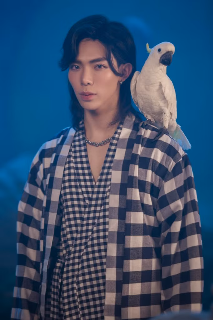 Tạm rời xa sở trường ballad ủy mị, Erik trở lại bằng MV siêu thực từ hành tinh khác ảnh 3