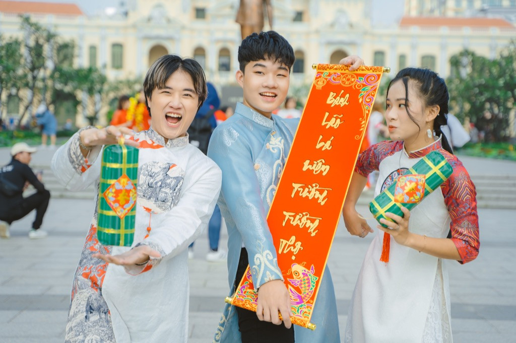 P336 Band - O2O Girl Band tiếp tục kết hợp, mang hot trend “vịt hóa thiên nga” vào MV Tết ảnh 3