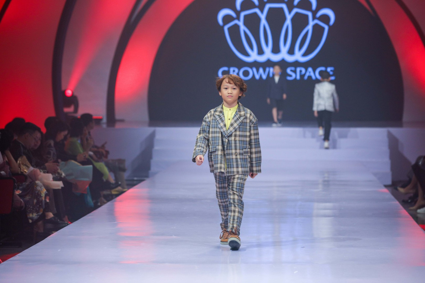 Siêu mẫu Hà Anh đầy thần thái, mở màn show diễn thời trang dành riêng cho trẻ em ảnh 6