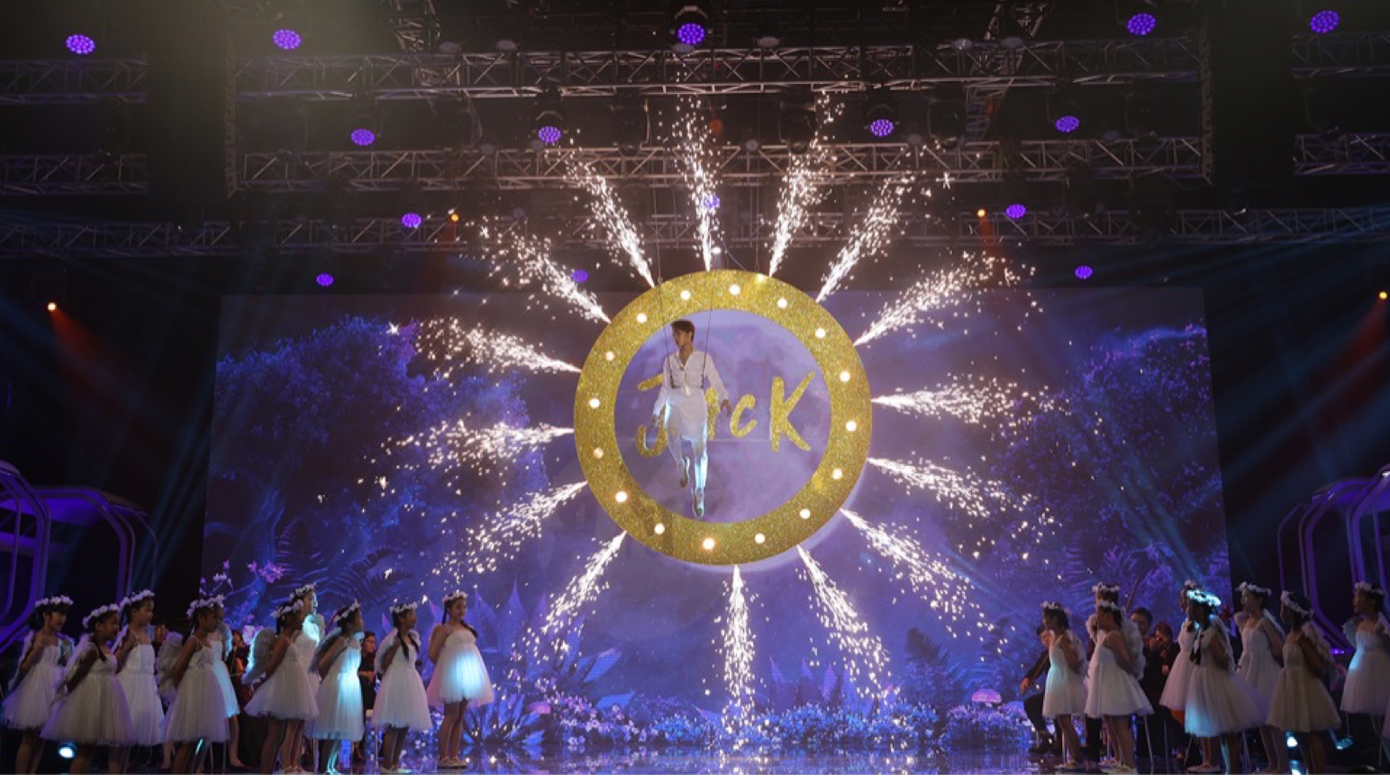 Jack biến sân khấu thành Wonderland với màn treo mình trên không giữa nền pháo hoa rực rỡ ảnh 1