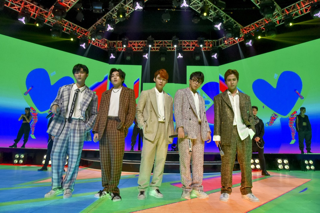 TP.HCM: Binz, Hoàng Thùy Linh, Min... “thắp sáng” Lễ hội countdown đón chào năm 2021 ảnh 5