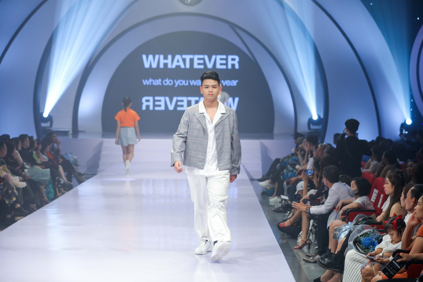 Siêu mẫu Hà Anh đầy thần thái, mở màn show diễn thời trang dành riêng cho trẻ em ảnh 7