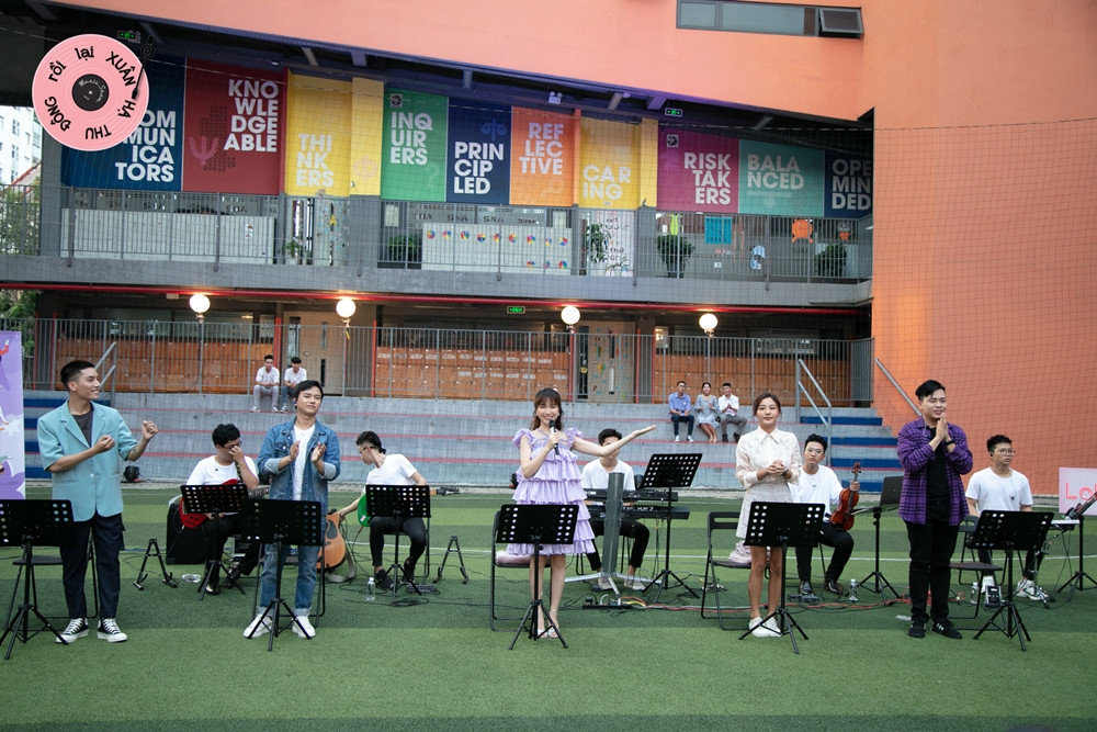 Hòa Minzy, Anh Tú hài hước diễn lại cảnh “hất tung điện thoại” của “Hậu Duệ Mặt Trời“ ảnh 1