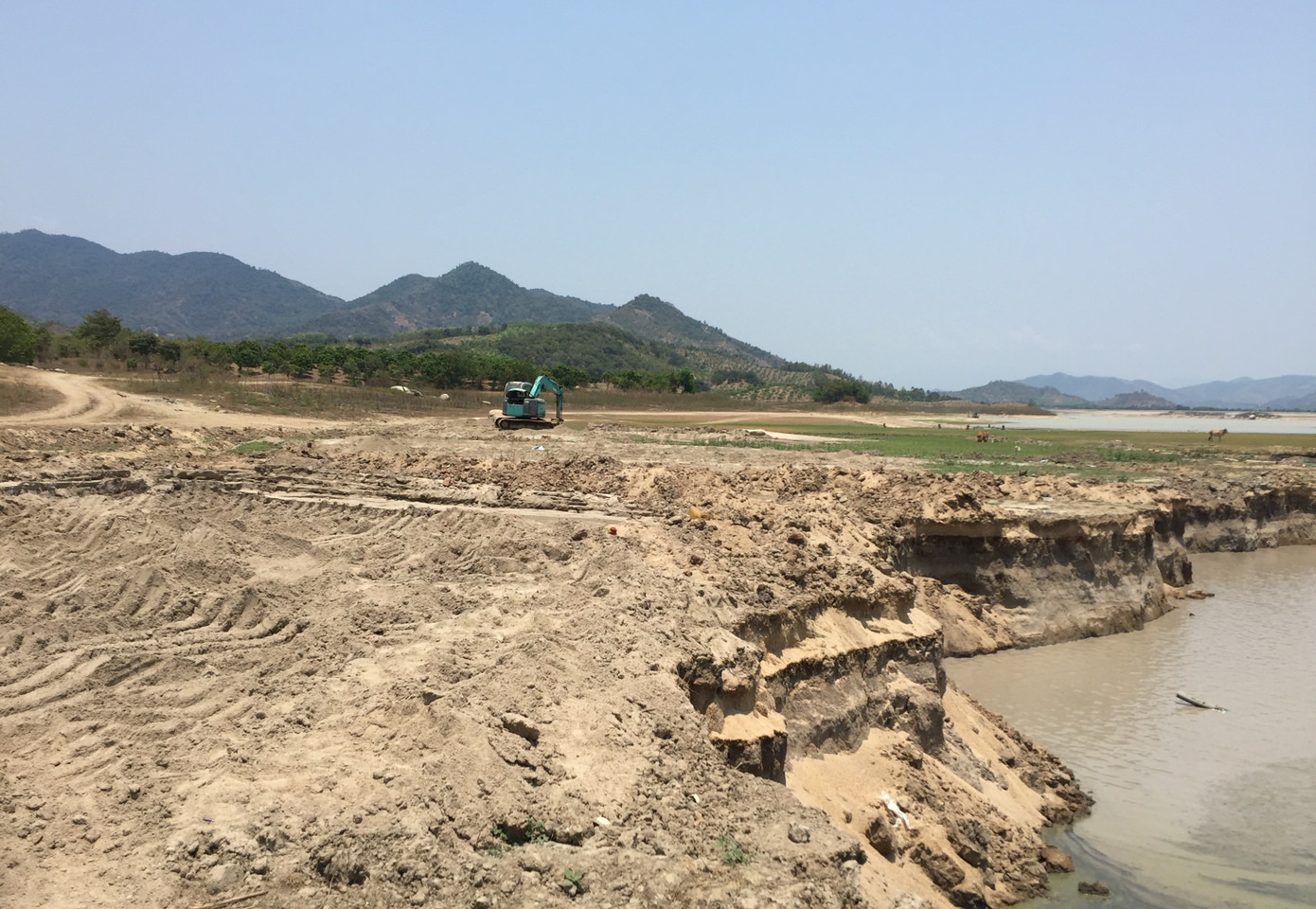 Hồ thuỷ lợi Khánh Hoà tan hoang vì 'cát tặc' ảnh 4