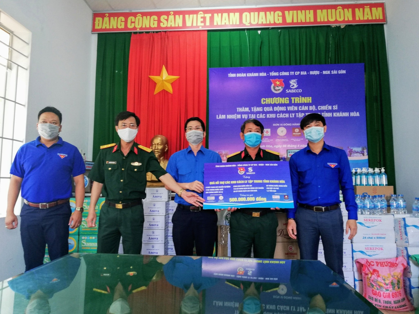 Khánh Hoà trao tặng quà hơn 500 triệu đồng cho bộ đội làm nhiệm vụ tại khu cách ly ảnh 1