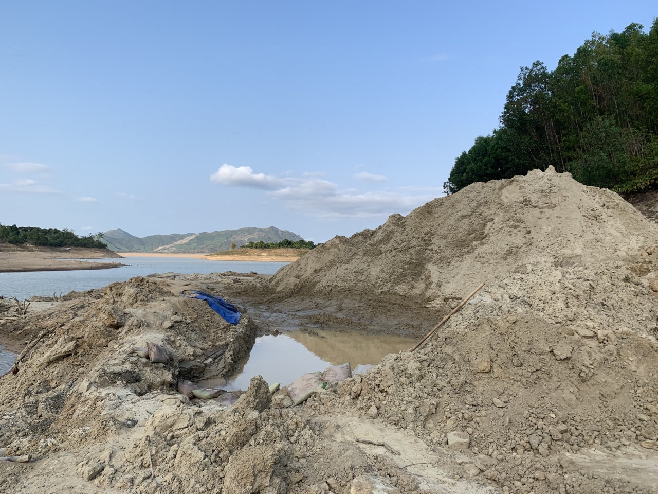 Hồ thuỷ lợi Khánh Hoà tan hoang vì 'cát tặc' ảnh 9