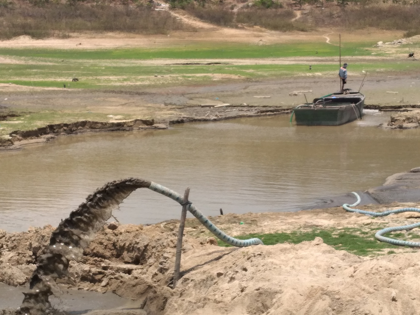 Hồ thuỷ lợi Khánh Hoà tan hoang vì 'cát tặc' ảnh 5