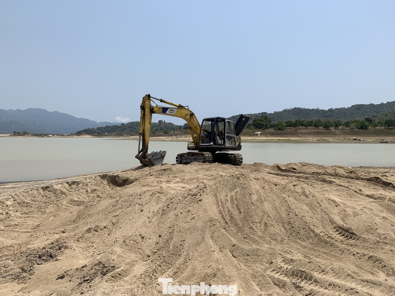 Cán bộ hồ thuỷ lợi bị hăm doạ khi kiểm tra 'cát tặc, đất tặc' ảnh 2