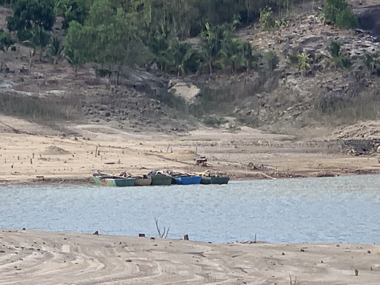 Hồ thuỷ lợi Khánh Hoà tan hoang vì 'cát tặc' ảnh 11