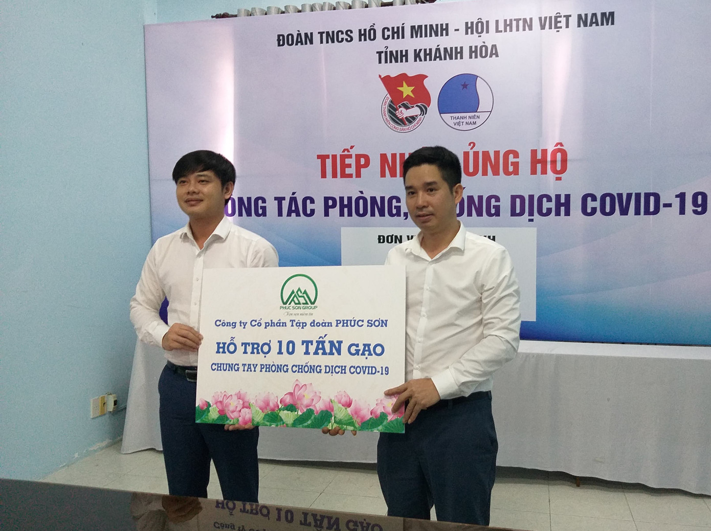 Tỉnh đoàn Khánh Hoà phối hợp với Tập đoàn Phúc Sơn tặng gạo cho người nghèo ảnh 1