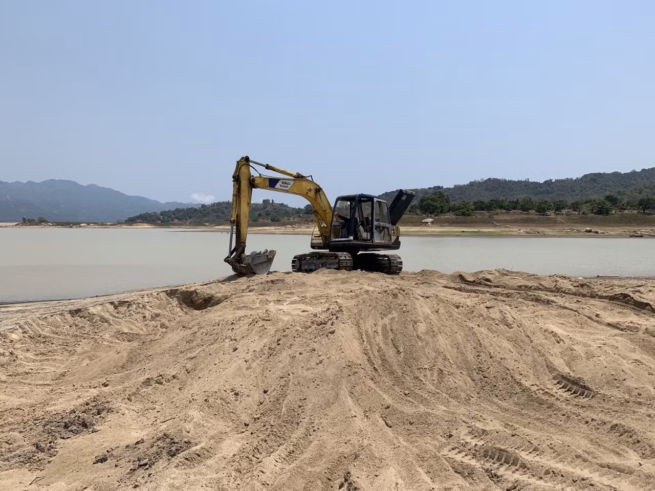 Hồ thuỷ lợi Khánh Hoà tan hoang vì 'cát tặc' ảnh 1