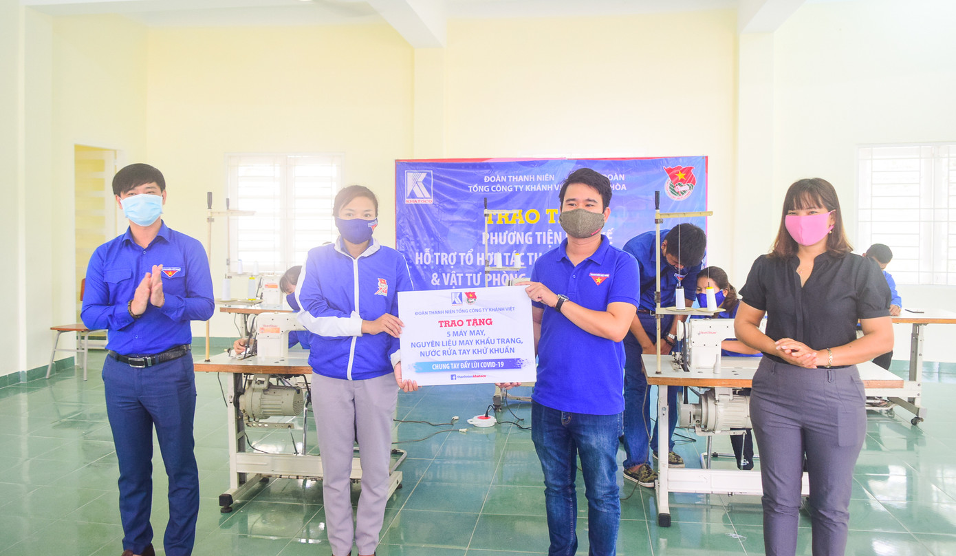 Tỉnh đoàn Khánh Hòa tặng quà trạm kiểm soát dịch bệnh COVID - 19 ảnh 2