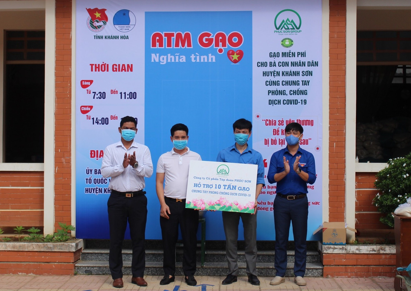 Tỉnh đoàn Khánh Hoà phối hợp với Tập đoàn Phúc Sơn tặng gạo cho người nghèo ảnh 2