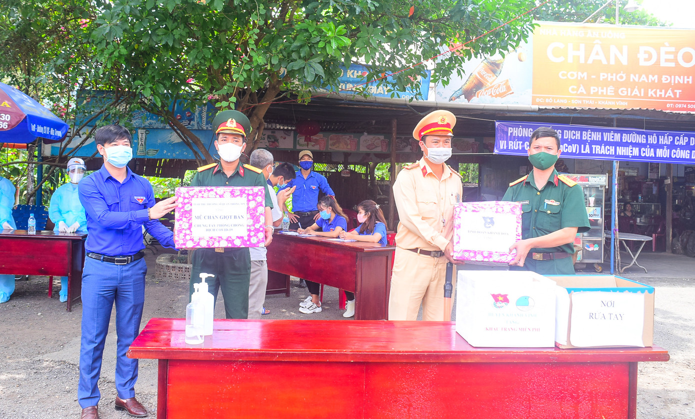 Tỉnh đoàn Khánh Hòa tặng quà trạm kiểm soát dịch bệnh COVID - 19 ảnh 1